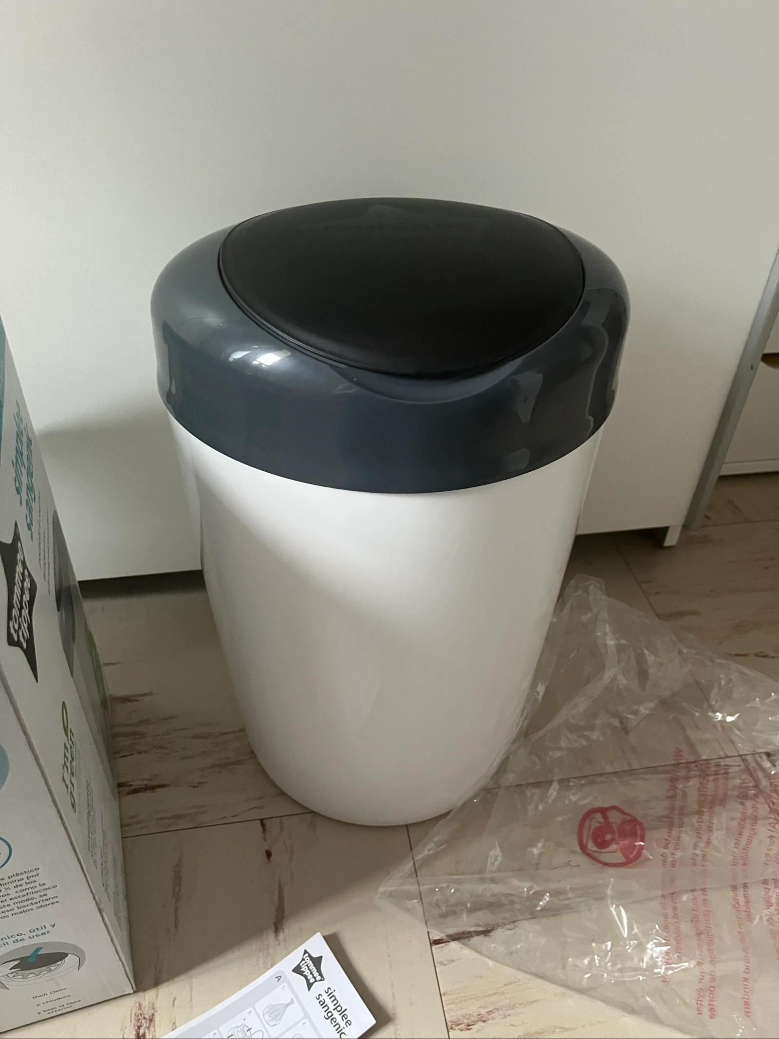 Cesto para pañales Sangenic Tommee Tippee - Blanco gris - no tengo rollo de pañales, solo el cesto - Carrefour – photo 5